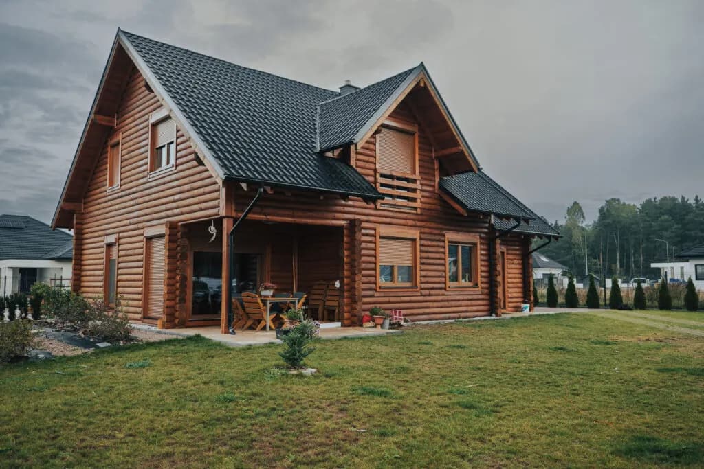 Ile kosztuje remont domu drewnianego? Uniknij nieprzewidzianych wydatków