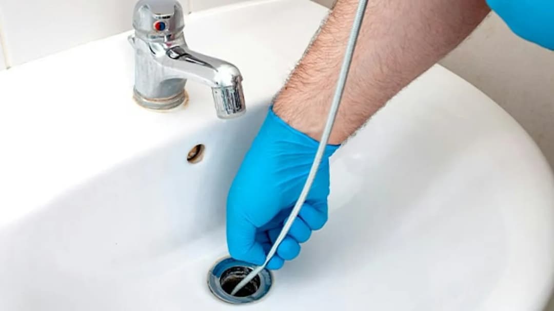 Jak odetkać mocno zatkany zlew w kuchni - skuteczne metody na zator