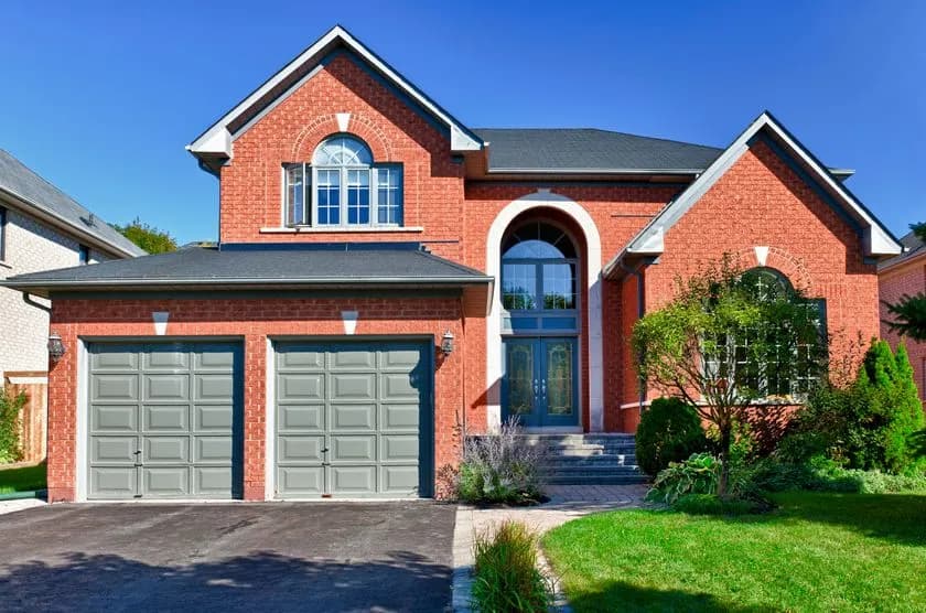 Ile kosztuje wybudowanie garażu murowanego? Sprawdź ukryte koszty!
