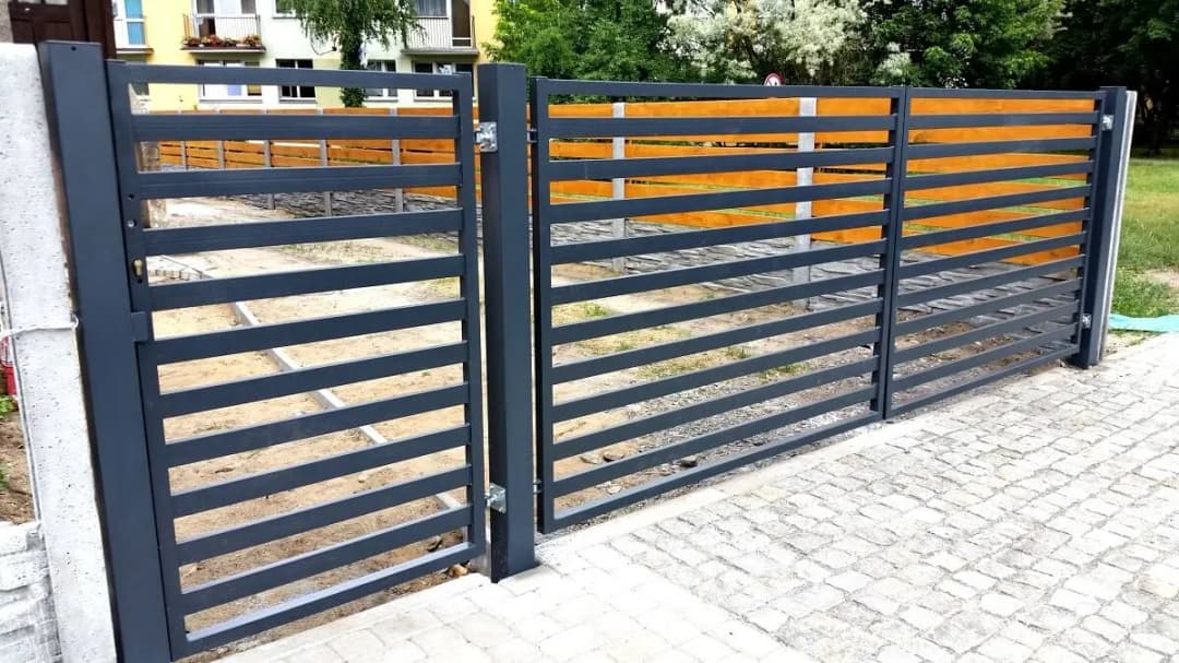 Ile kosztuje montaż bramy wjazdowej dwuskrzydłowej? Sprawdź ceny w Polsce