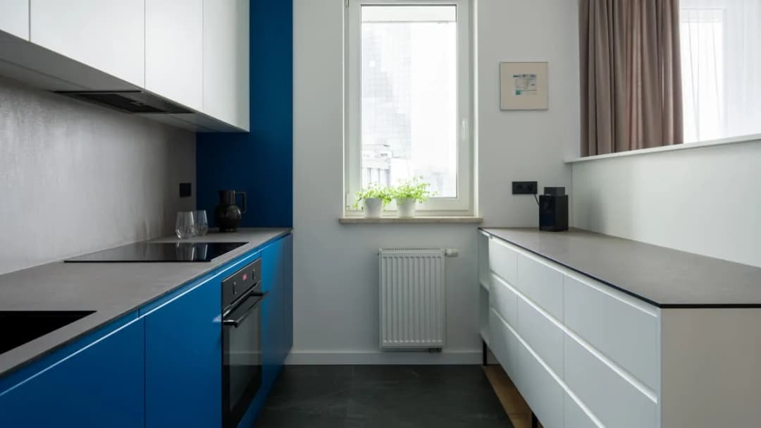 Jak umeblować małą kuchnię z oknem, aby zyskać więcej przestrzeni?