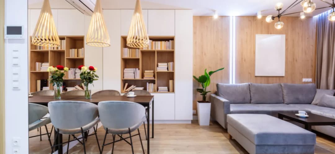 Jak urządzić mały salon ze stołem, aby maksymalnie wykorzystać przestrzeń