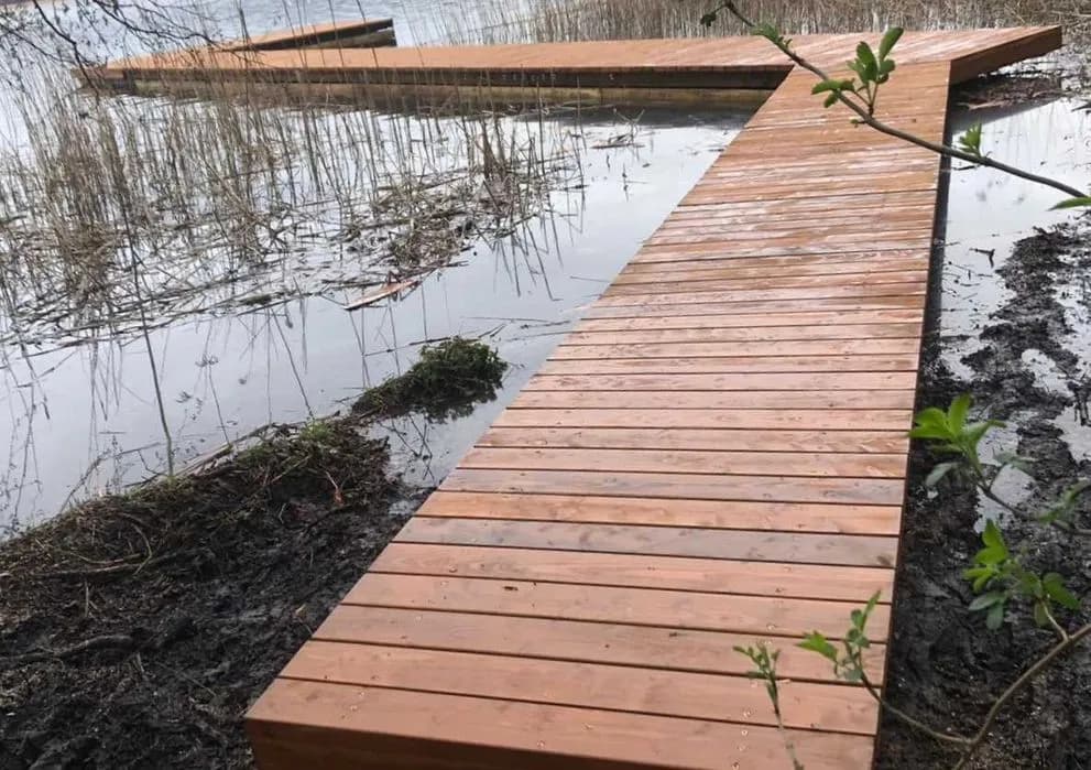 Ile kosztuje budowa pomostu? Sprawdź, co wpływa na cenę i wybór