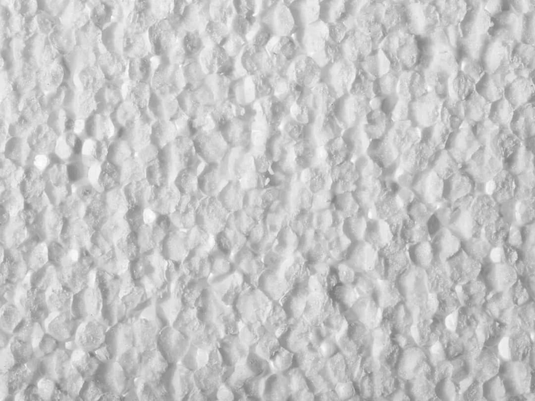 Ile kosztuje budowa domu ze styropianu? Poznaj ukryte wydatki!