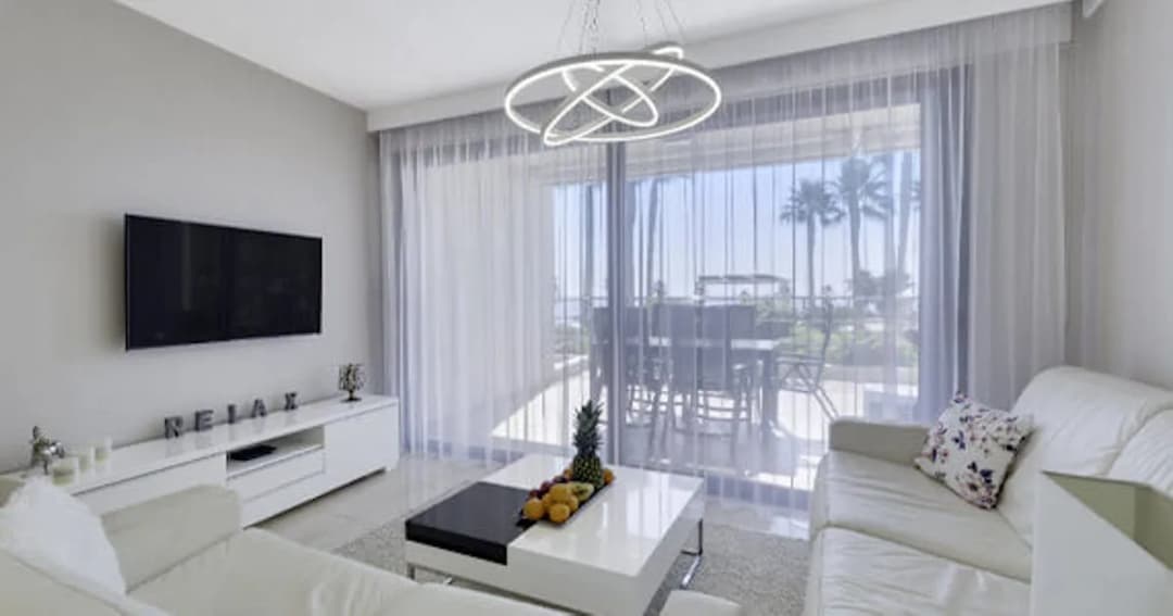 Jak wybrać idealny żyrandol do salonu, aby zachwycał stylem?