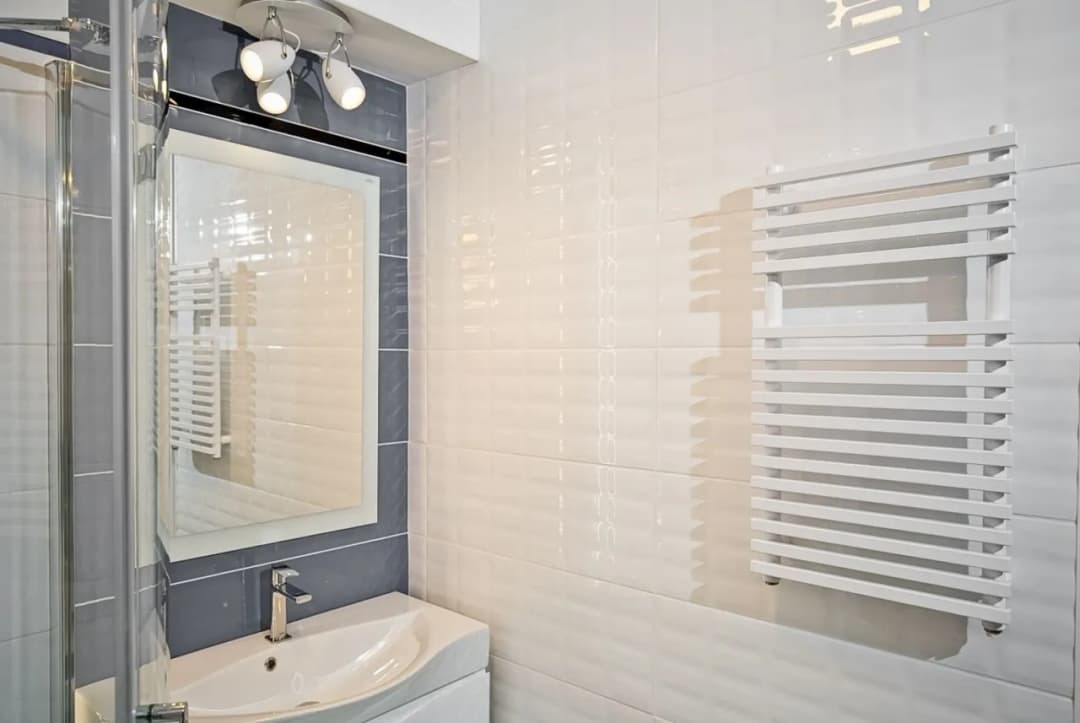 Gdzie grzejnik w małej łazience? Odkryj najlepsze miejsca na ogrzewanie