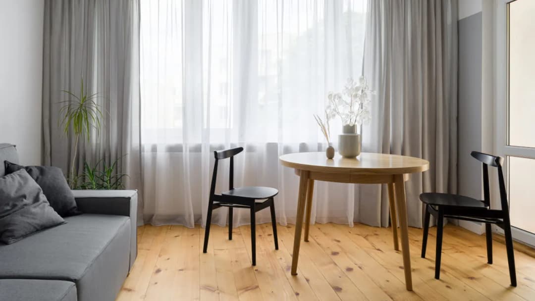 Jak zmieścić stół w małym salonie? Praktyczne rozwiązania, które zaskoczą