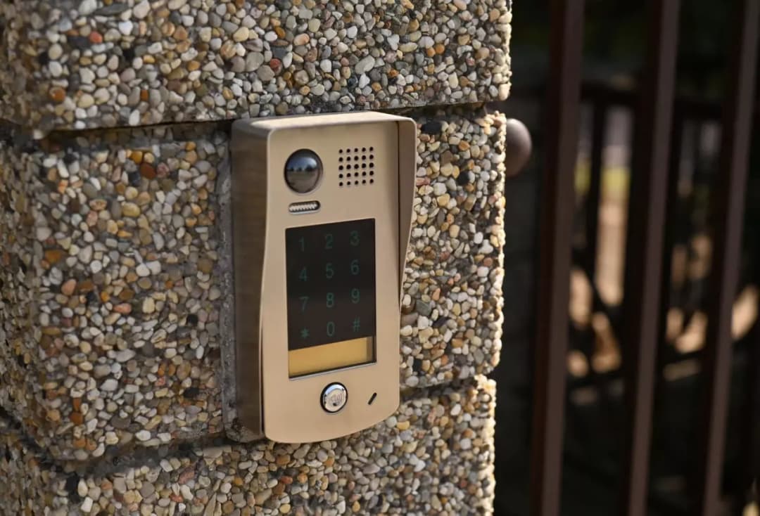 Ile kosztuje montaż domofonu w domu jednorodzinnym? Sprawdź ceny!