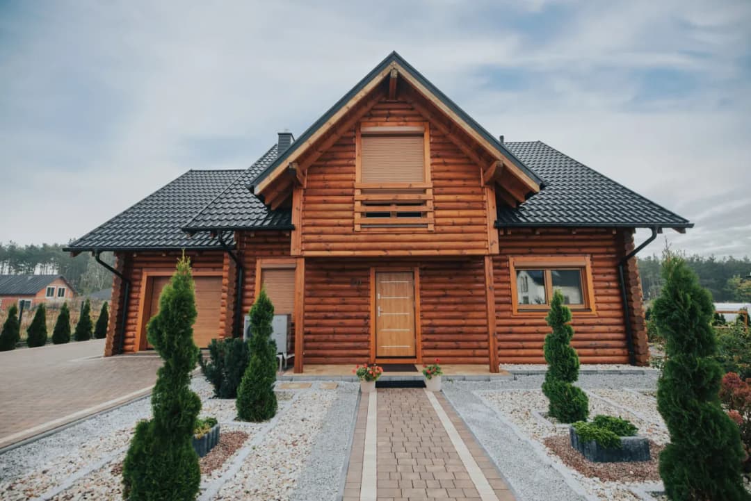 Ile kosztuje budowa domu drewnianego pod klucz? Sprawdź ceny i ukryte koszty