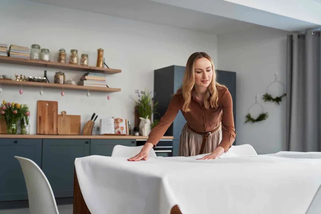 Czym przykryć stół w salonie, aby uniknąć zniszczeń i dodać stylu?