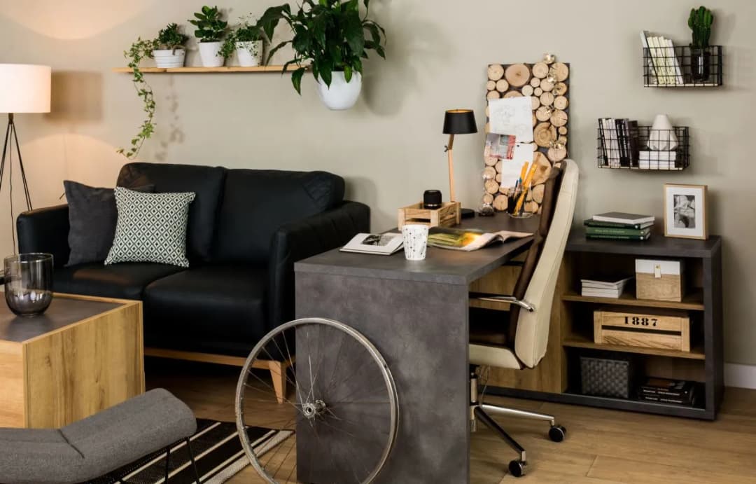 Jak wydzielić biuro w salonie i uniknąć chaosu w przestrzeni